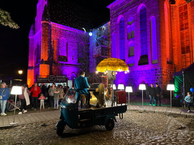 Foto des Albums: Fantasiewelt in zarten Farben am Rathaus