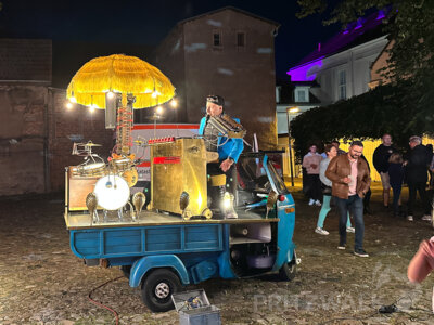 Foto des Albums: Fantasiewelt in zarten Farben am Rathaus