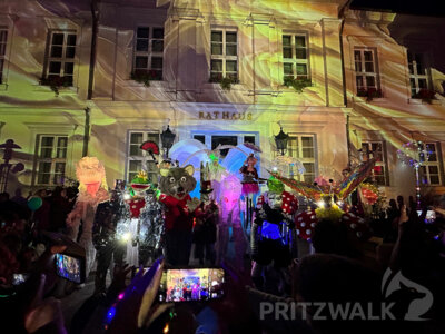 Foto des Albums: Fantasiewelt in zarten Farben am Rathaus