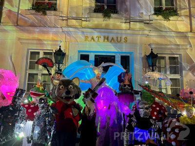 Foto des Albums: Fantasiewelt in zarten Farben am Rathaus