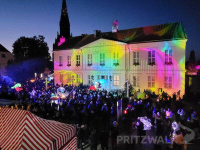 Foto des Albums: Fantasiewelt in zarten Farben am Rathaus