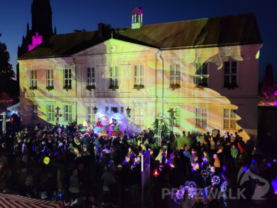 Foto des Albums: Fantasiewelt in zarten Farben am Rathaus