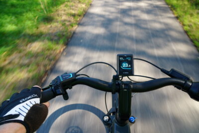 On Tour - guter Radweg  (Bild vergr&ouml;&szlig;ern)