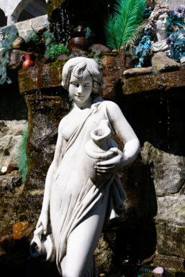 Sch&ouml;ne am Brunnen  (Bild vergr&ouml;&szlig;ern)