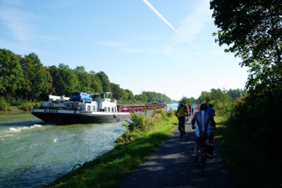 Wir &uuml;berholen rechts  (Bild vergr&ouml;&szlig;ern)