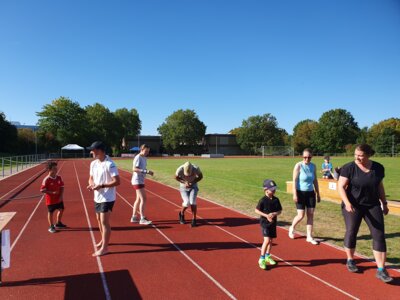 Foto des Albums: RUN HEALTHY Spendenlauf auf dem Sportplatz des TSV Kirchdorf (TSV) ... (08. 09. 2023)