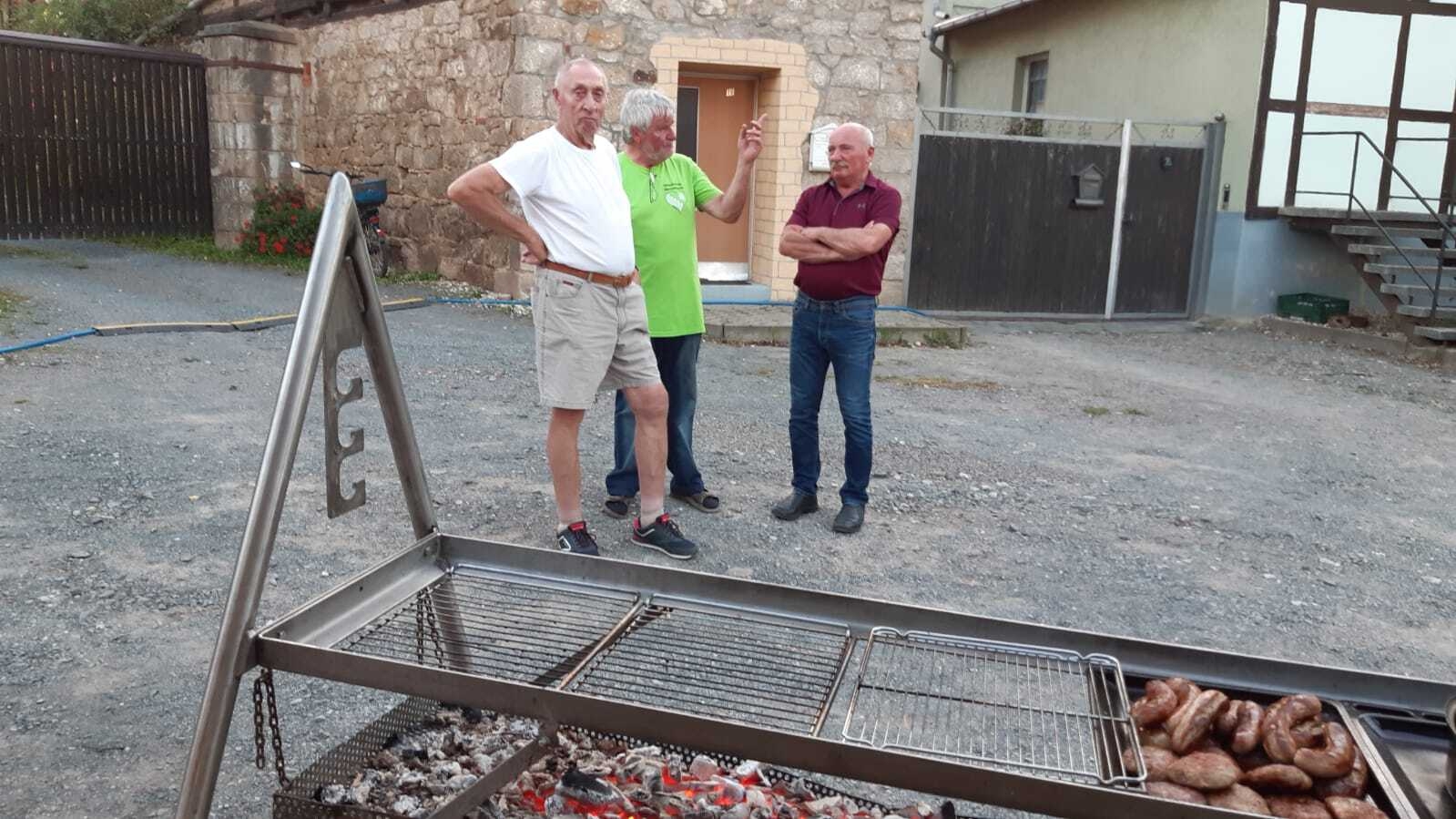 Bild : Der Bürgermeister Norbert Küster in einer Beratung mit Norbert Nebe und Fritze Albrecht