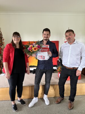 Auszeichnung mit der Ehrennadel des Fu&szlig;ballkreises S&uuml;dbrandenburg  (Bild vergr&ouml;&szlig;ern)