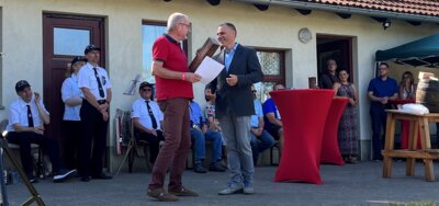 Vorschaubild: Bernd Winkelmann wurde vom den Ortsteilbürgermeister für seinen Einsatz für den Aufbau der Winterkirche ausgezeichnet.