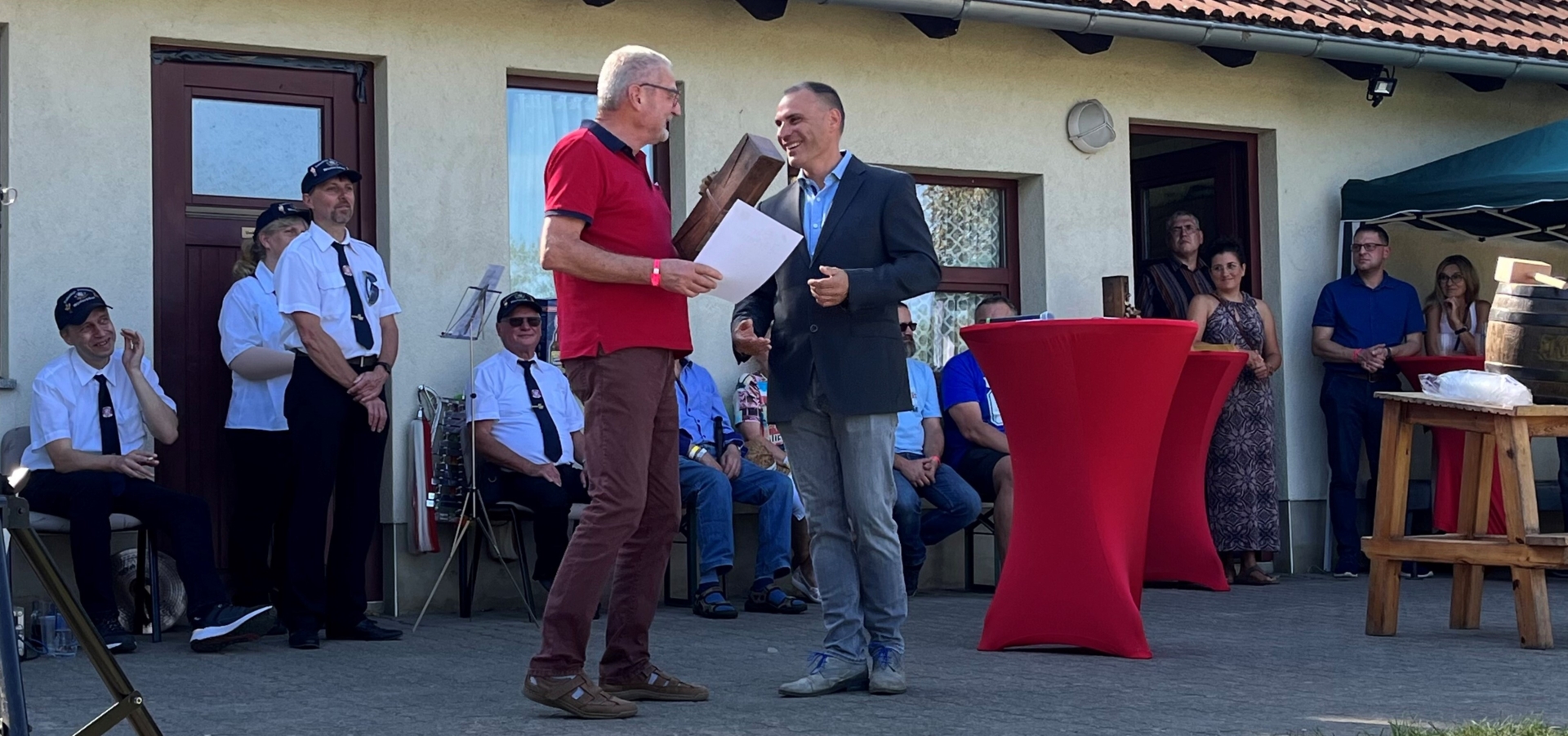 Bild: Bernd Winkelmann wurde vom den Ortsteilbürgermeister für seinen Einsatz für den Aufbau der Winterkirche ausgezeichnet.