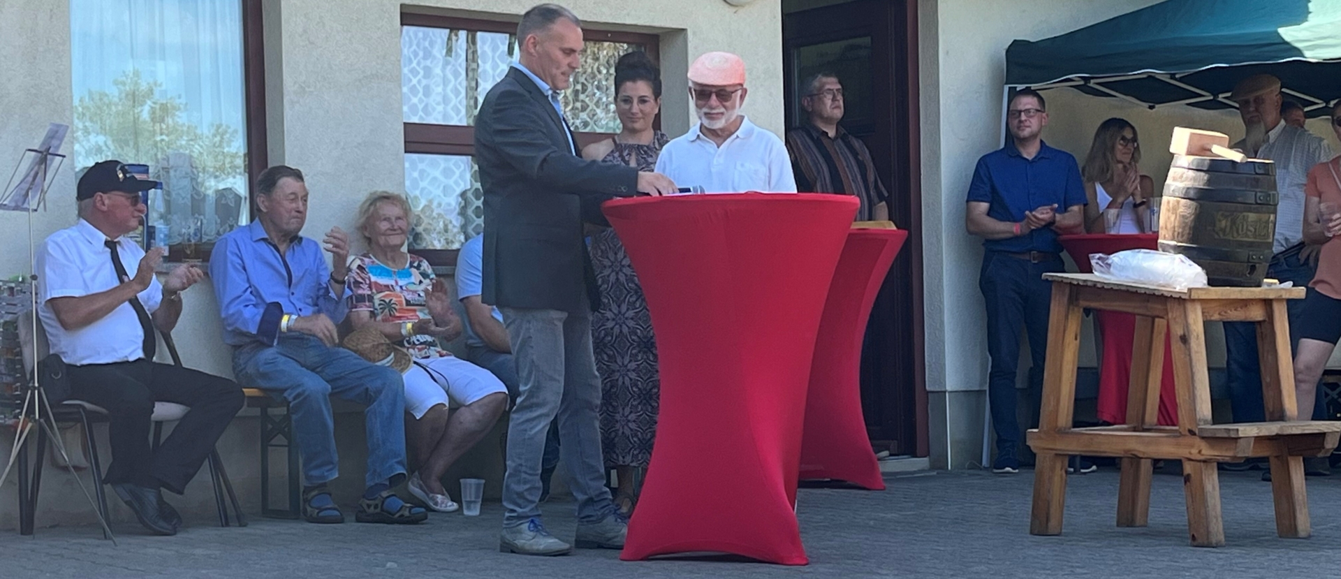 Bild: Auch Dr. Arndt Haubold wurde durch den Ortsteilrat geehrt, u. a. für sein Engagement zur Erarbeitung von Wanderrouten.