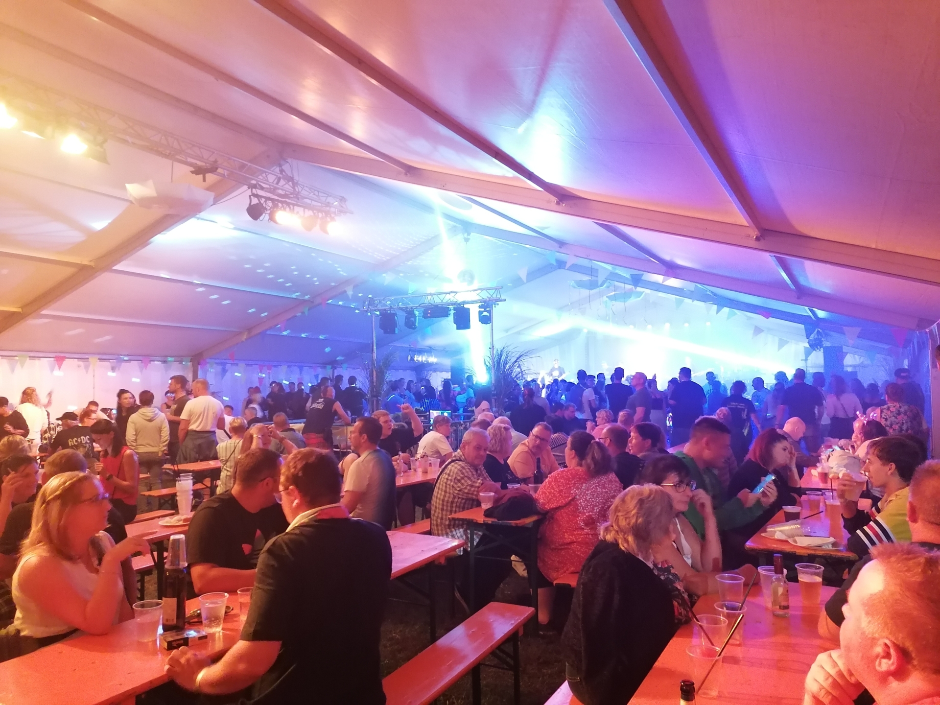Bild: Samstagabend im Festzelt
