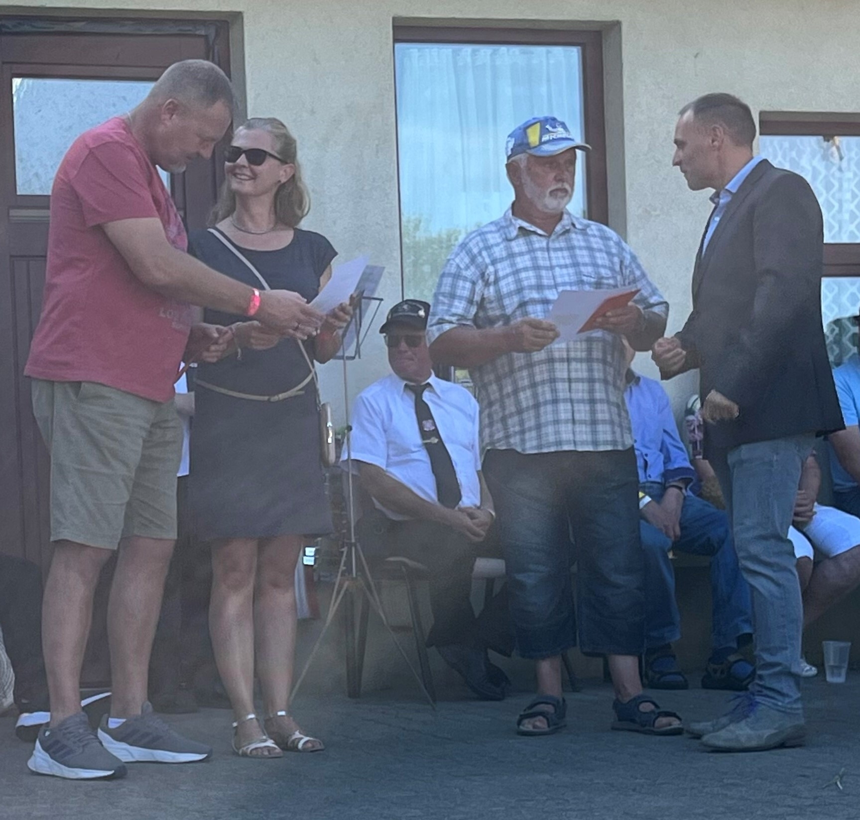 Bild: Die Gewinner des Blumenschmuckwettbewerbes: 1. Platz Familie Lange (Herr Lange, Mitte); 2. Platz Fam. Gentsch/Friedberger (li.).