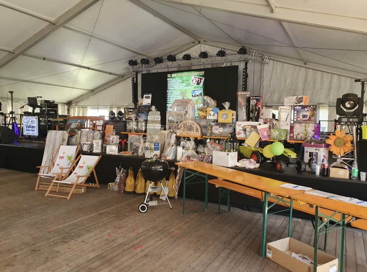 Bild: Die Preise für die Tombola konnten sich auch in diesem Jahr wieder sehen lassen.