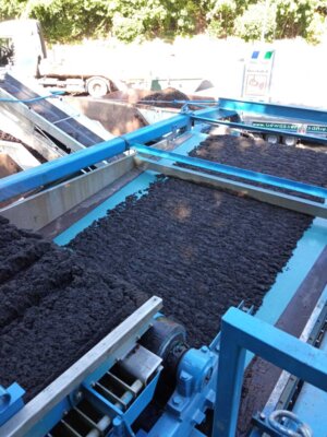 das entnommene Substrat schon fast bereit f&uuml;r den Abtransport 