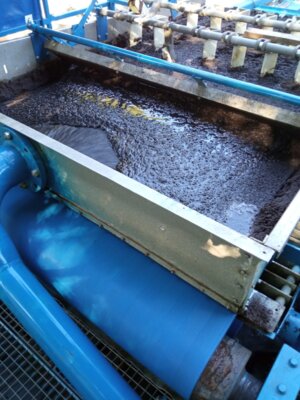 sofort erfolgt nach dem abpumpen durch den Gew&auml;ssersanierer die weitere Behandlung des Schlamms durch Wasserabtrennung 