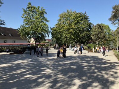 Foto des Albums: Wir nehmen unseren neuen Schulhof in Besitz