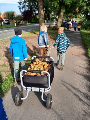 Foto des Albums: Besuch bei einer Apfelmosterei