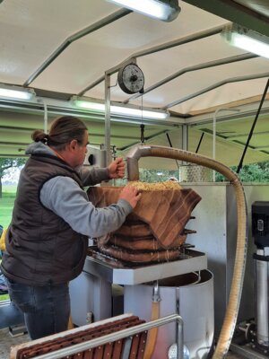 Foto des Albums: Besuch bei einer Apfelmosterei