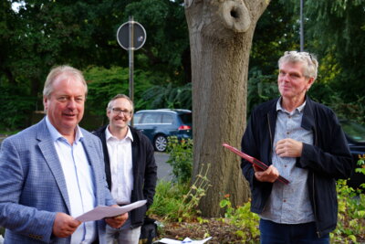 H  Sch&uuml;nhof und M  Barth f&uuml;hrten die Ehrungen durch  (Bild vergr&ouml;&szlig;ern)
