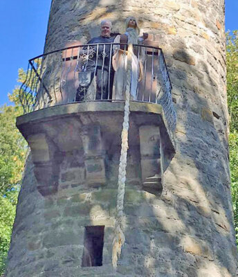 Rapunzel hat Besuch (&uuml;ber die Treppe)  (Bild vergr&ouml;&szlig;ern)