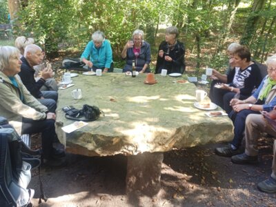 Gem&uuml;tliche Runde am Wilhelmsturm  (Bild vergr&ouml;&szlig;ern)