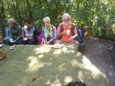 Mit Kaffee, Kuchen und Bratwurst  (Bild vergr&ouml;&szlig;ern)
