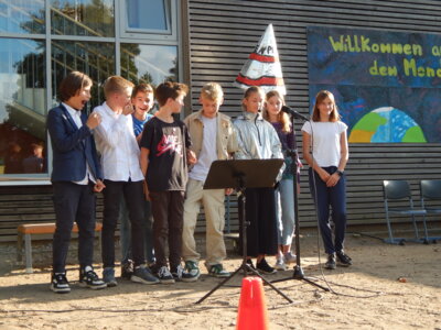 Klasse 6 bei ihrem Vortrag ein wenig dezimiert, aber trotzdem gesungen 
