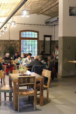Foto: Zum Nachmittag der offenen T&uuml;r am FamilienCampus Lausitz &ouml;ffnete auch die dazugeh&ouml;rige LernBar ihre T&uuml;ren. Neben den Leckereien und den hei&szlig;en Getr&auml;nken bei gem&uuml;tlicher Stimmung gab es auch ein Bastel-Angebot. Die LernBar ist unter der Woche jeden Tag ge&ouml;ffnet und bietet ihren G&auml;sten immer ein frisch zubereitetes Mittagessen. (Foto: Rettungsdienst Niederlausitz gGmbH/ Melinda M&uuml;ller)  (Bild vergr&ouml;&szlig;ern)