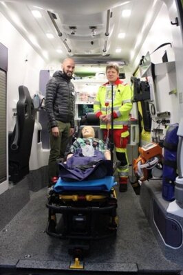 Foto: Auch die dort ans&auml;ssige Rettungsdienst Niederlausitz gGmbH war mit dabei. Der Rettungswagen vor Ort war eine interessante Erfahrung f&uuml;r Gro&szlig; und Klein. Die Rettungsdienst Niederlausitz gGmbH &uuml;bernimmt ab dem 01.01.2024 die Durchf&uuml;hrung des bodengebundenen Rettungsdienstes im Landkreis Oberspreewald-Lausitz. Der Kreistag hat daf&uuml;r am 29. September die finalen Weichen gestellt und den Auftrag f&uuml;r die Durchf&uuml;hrung an die kreiseigene Tochtergesellschaft erteilt. Hier im Bild Tom Lehnert, Gesch&auml;ftsf&uuml;hrer der Rettungsdienst Niederlausitz gGmbH (l.) mit Rene M&auml;rten, Wachleitung Senftenberg und Klettwitz (r.). (Foto: Rettungsdienst Niederlausitz gGmbH/ Melinda M&uuml;ller)  (Bild vergr&ouml;&szlig;ern)