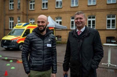Foto: Der erste Nachmittag der offenen T&uuml;r am FamilienCampus Lausitz in Klettwitz  Stand auch unter dem Zeichen des zur&uuml;ckliegenden Eigent&uuml;merwechsels. Vor einem Jahr hatte der Landkreis den Standort &uuml;bernommen, um diesen weiterzuentwickeln und um neue Nutzungsarten zu erg&auml;nzen. Zu den G&auml;sten geh&ouml;rte daher auch OSL-Landrat Siegurd Heinze, hier im Bild mit Campus-Gesch&auml;ftsf&uuml;hrer Tom Lehnert (Foto: Landkreis/Sarah Werner)  (Bild vergr&ouml;&szlig;ern)