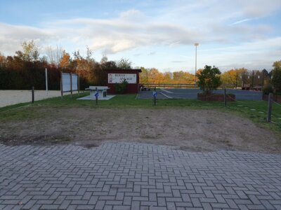 Foto des Albums: Parkmöglichkeiten und Parkplatzsituation an der Sportanlage des TSV Kirchdorf ,,, (28. 10. 2023)