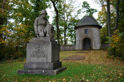 Denkmalanlage Lauenau  (Bild vergr&ouml;&szlig;ern)