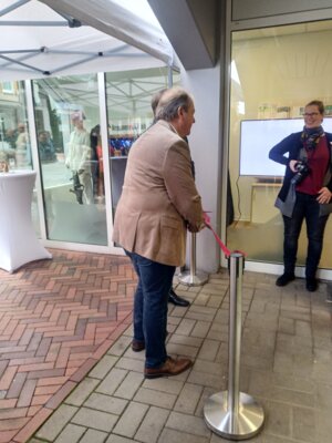 Symbolischer Akt: Rotes Band zerschneiden  (Bild vergr&ouml;&szlig;ern)