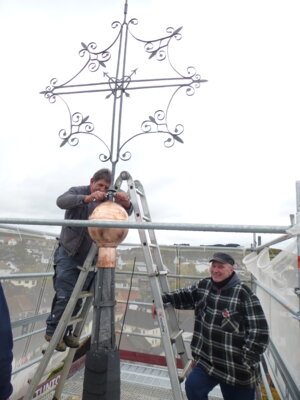 Foto des Albums: Kreuz krönt wieder die Kirchturm-Spitze in Brandoberndorf (06. 11. 2023)