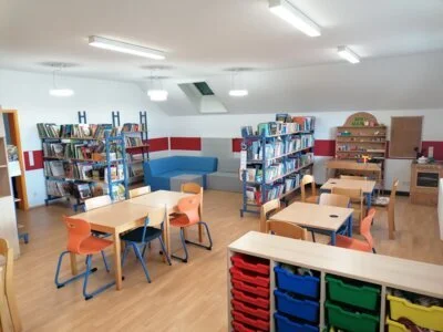 2. Etage: Raum der 4. Klasse (Schulgeb&auml;ude-Bibliothek)  (Bild vergr&ouml;&szlig;ern)