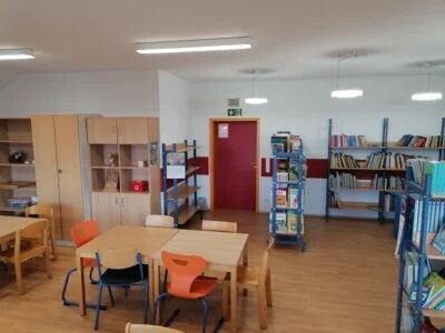 2. Etage: Raum der 4. Klasse (Schulgeb&auml;ude-Bibliothek)  (Bild vergr&ouml;&szlig;ern)
