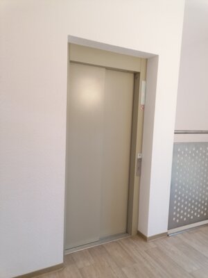 Aufzug - Hortgeb&auml;ude  (Bild vergr&ouml;&szlig;ern)