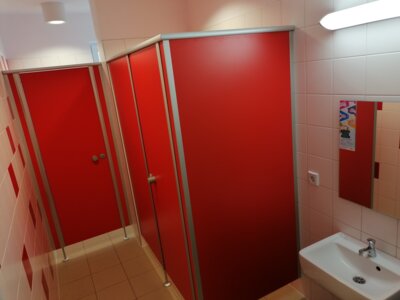 1. Etage: Sanit&auml;ranlagen M&auml;dchen  (Bild vergr&ouml;&szlig;ern)