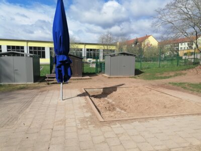 Sandkasten, Sonnenschirm, Sandkastenh&auml;uschen, Fahrzeugschuppen, Schulgartenh&auml;uschen  (Bild vergr&ouml;&szlig;ern)