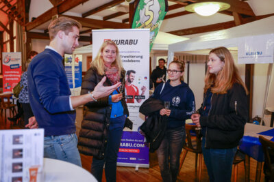 Bodo Brockdorff (Kurabu) im Gespr&auml;ch mit Vereinsvertretenden  (Bild vergr&ouml;&szlig;ern)