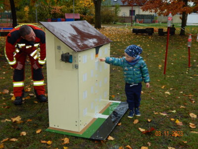 Vorschaubild: Dieser kleine Feuerwehrmann will es genau wissen!  Wo brennt es denn?