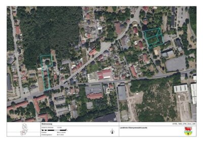 Bild: Luftbild Lauchhammer-Ost mit dem Standort der derzeitigen Rettungswache in der Friedensstra&szlig;e 6 (blau eingezeichnet, links) und dem neuen Standort in der Lindenstra&szlig;e 5 (blau eingezeichnet, rechts).  (Bild vergr&ouml;&szlig;ern)