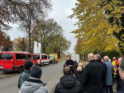 Bild: An der Baustellener&ouml;ffnung f&uuml;r den Neubau der Rettungswache Lauchhammer am 17. November 2023 haben sowohl Vertreter der Kreisverwaltung, des Rettungsdienstes, des Katastrophenschutzes und der bauausf&uuml;hrenden Firmen als auch interessierte B&uuml;rgerinnen und B&uuml;rger teilgenommen. (Bild: Landkreis OSL/Nora Bielitz)  (Bild vergr&ouml;&szlig;ern)
