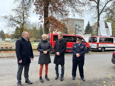 Bild: Zur Baustellener&ouml;ffnung f&uuml;r den Neubau der Rettungswache Lauchhammer begr&uuml;&szlig;ten Landrat Siegurd Heinze, Lauchhammers B&uuml;rgermeister Mirko Buhr, Dr. Petra Prignitz, &auml;rztliche Leiterin des OSL-Rettungsdienstes und Kreisbrandmeister Tobias Pelzer die Anwesenden in der Lindenstra&szlig;e 5 in Lauchhammer.  (Bild vergr&ouml;&szlig;ern)