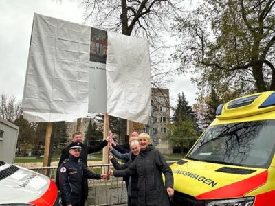Bilder: Den Startschuss f&uuml;r den Neubau der Rettungswache Lauchhammer haben neben Landrat Siegurd Heinze, auch die Erste Beigeordnete Grit Klug, Robert Taubert, Bereitschaftsleiter der DRK-Bereitschaft Senftenberg, Mirko Buhr, B&uuml;rgermeister der Stadt Lauchhammer, Kreisbrandmeister Tobias Pelzer, Tom Lehnert, Gesch&auml;ftsf&uuml;hrer des FamilienCampus Lausitz und der neu gegr&uuml;ndeten Rettungsdienst Niederlausitz gGmbH, Kathrin Feike, stellvertretende Leiterin der Rettungswache Lauchhammer und Dr. Petra Prignitz, &auml;rztliche Leiterin des OSL-Rettungsdienstes mit der Enth&uuml;llung des Baustellenschildes gegeben. (Bilder: Landkreis OSL/Nora Bielitz)  (Bild vergr&ouml;&szlig;ern)