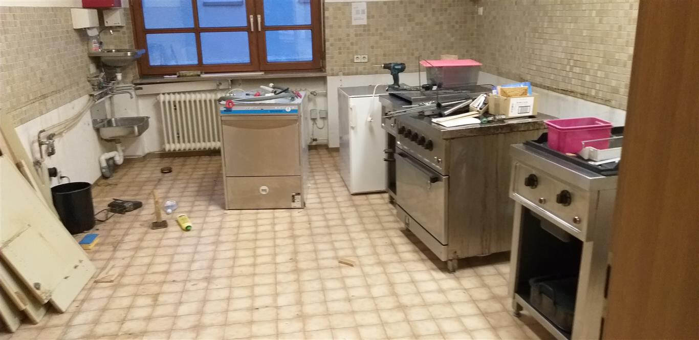 Bild: Bevor es mit den Bauarbeiten losgehen konnte, musste natürlich ersteinmal die alte Küche ausgeräumt werden.