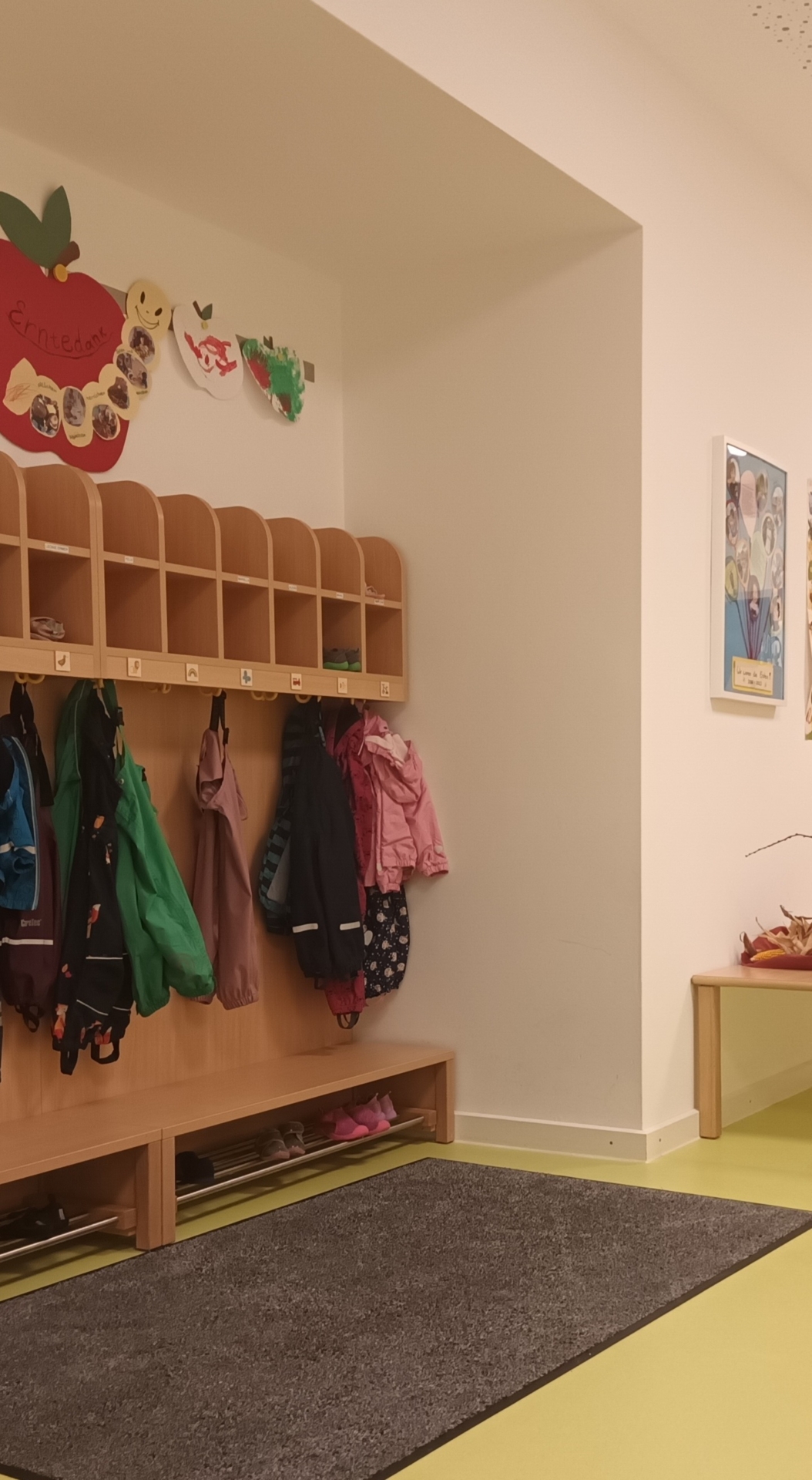 Bild: Garderobe Bienengruppe