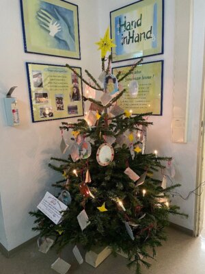 Sch&uuml;ler schm&uuml;ckten diesen Baum anl&auml;sslich des Nikolausfestes des Lions Clubs in der Niederlausitzhalle. 