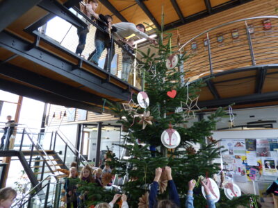 Foto des Albums: Kinder schmücken Weihnachtsbaum im Rathaus